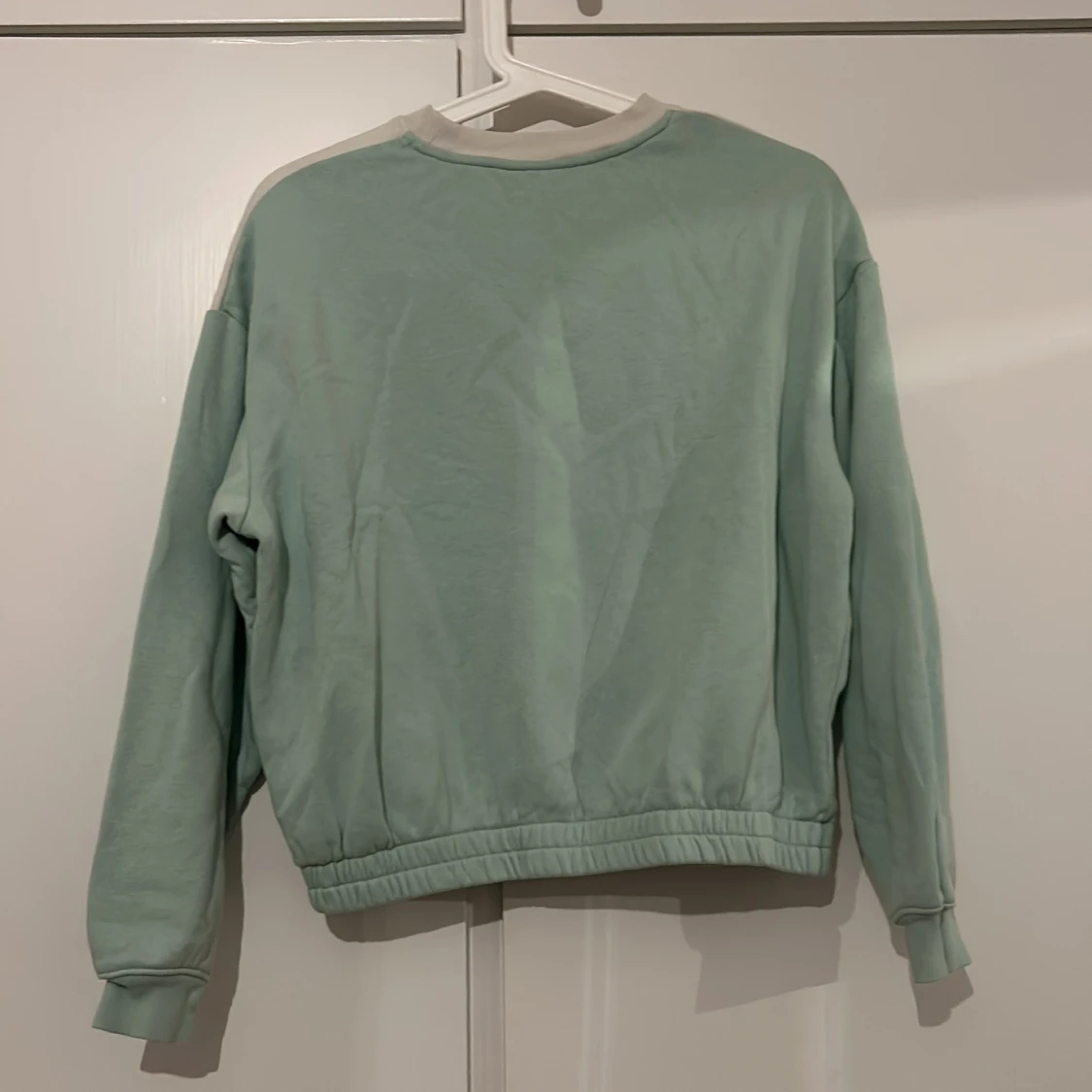 Mintgrön och vit sweatshirt från H&M - 1