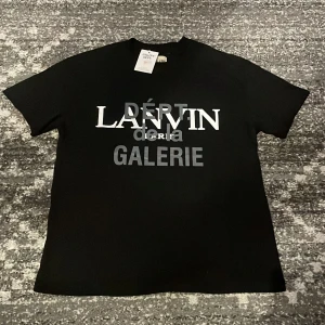 t-shirt från Gallery Dept x Lanvin - Snygg svart t-shirt från Gallery Dept X Lanvin. med tryck i vitt och grått på framsidan och  logga på baksidan. 