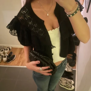 Svart zara kofta - Säljer denna superfina trekvartsärms koftan från zara. Storleken är L men passar mig som har xs/s. Skriv för fler frågor eller funderingar🤍