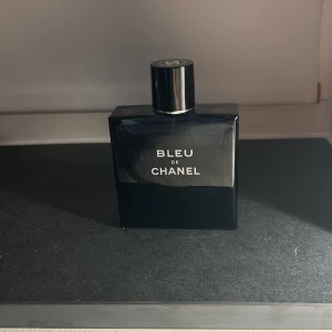 Bleu de Chanel parfym - Elegant och tidlös parfym från Chanel i en stilren mörkblå flaska. Doften är fräsch och maskulin, perfekt för den moderna mannen. 100 ml men nu är det kanske ca 75.