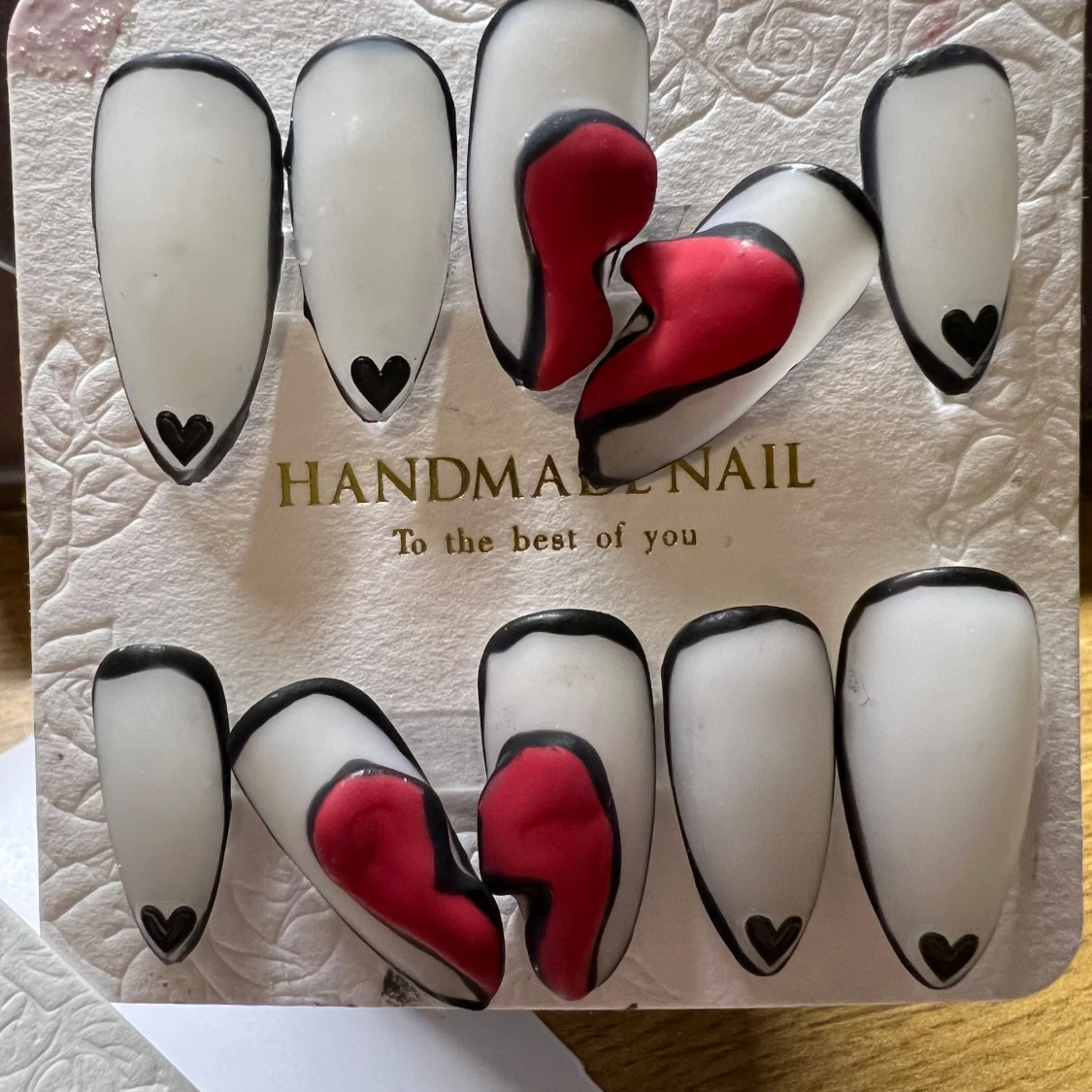 Handgjorda lösnaglar med hjärtdetaljer - 2