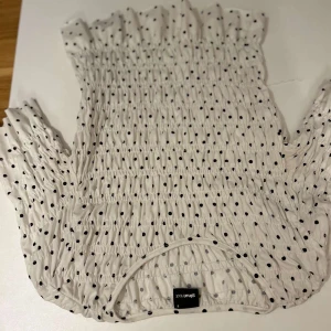 prickig topp - smockad prickig topp från gina💕