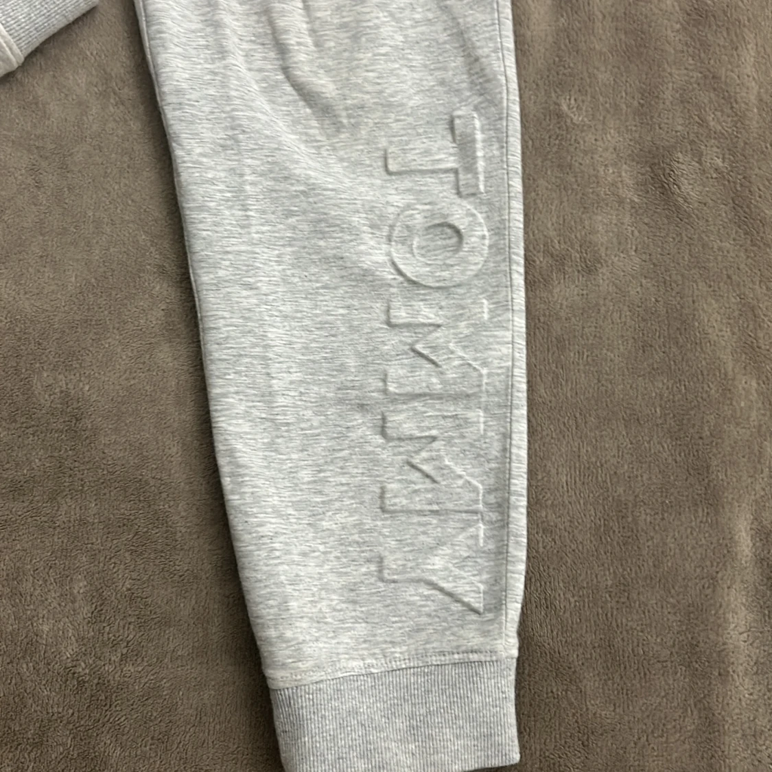 Grå mjukisbyxor från Tommy Hilfiger ( Äkta ) Köpt från Johnells - 1