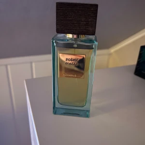 Rituals Poème d´Azar Eau De Parfum 60 ml - Poème d´Azar Eau De Parfum 60 ml. En feminin doft inspirerad av den anrika persiska Yalda-traditionen. Toppnoter av exklusiv iris kommer samman med diskret granatäpple och jordig tonkaböna och skapar en harmonisk doft av trä och söta, värmande frukter. Harmonisk, Lyxig, Delikat Doftfamilj: Blommig orientalisk.         Aldrig använd men förpackningen finns inte kvar.