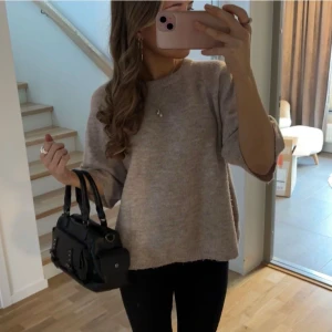 Kortärmad stickad tröja - Såå fin, men kommer inte till användning💕I stl XS men är oversize så sitter som en S/M