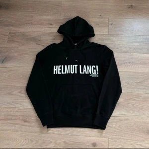 Helmut Lang hoodie - Tjena! Säljer nu denna sjukt feta Helmut Lang hoodie i storleken S🙌För fler frågor eller bilder är det bara att skriva🤝