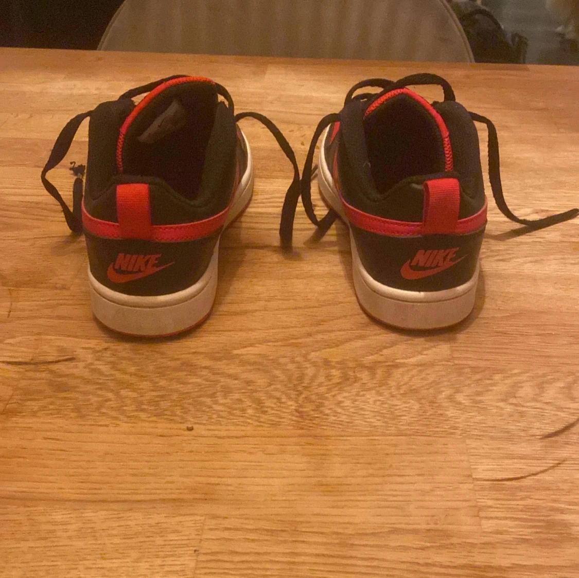 Nike sneakers i rött och svart - 1