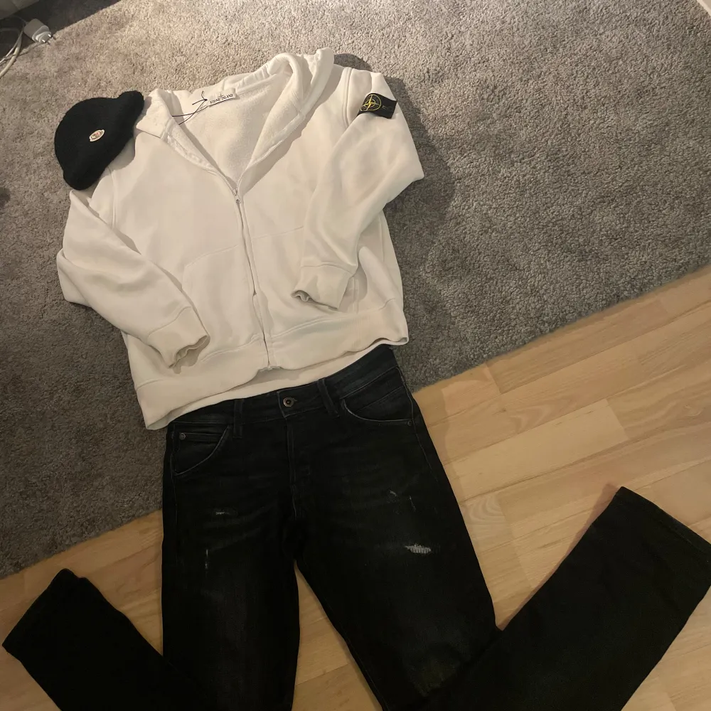 Säljer en stilren vit hoodie från Stone Island med dragkedja och huva. Tröjan har en ikonisk patch på ärmen och är perfekt för en avslappnad look. Passar bra till jeans eller andra casual outfits. Hör gärna av dig vid frågor😁. Neuletakit & Villapaidat.