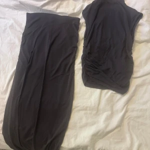 Två delar sätt från gina tricot - Gina kjol och tröja kostar 500kr ordninarie men nu säljs för 250kr för båda . Använts nån gång men är som ny