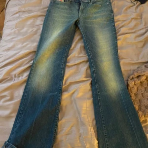 Vintage dieseljeans lågmidjade - Jätte fina lågmidjade Bootcut jeans från diesel, det har ett sidospänne även fast det inte syns så tydligt på bilderna. Byxorna är i bra skick