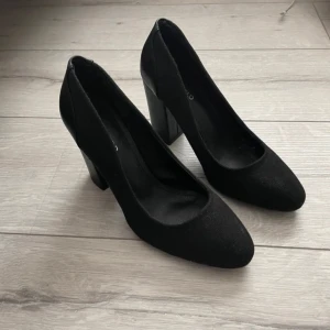 Svarta Pumps klackar  - Pumps klackar med bred klack. Oanvända. 