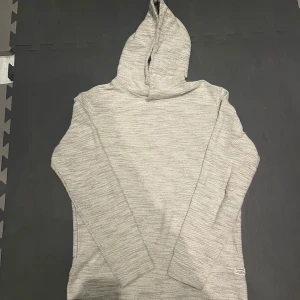 Stickad hoodie - Säljer nu min riktigt feta beige/grå stickade hoodie från märket Jack and Jones som inte går att få tag på längre. Den är o bra skick och passar perfekt som ett underplagg på vår/ höst och passar även perfekt till kyligare sommarkvällar