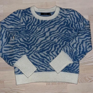 Blå stickad tröja  - Blå stickad tröja från vero Moda enbart testad💕skriv vid frågor eller intresse🩷