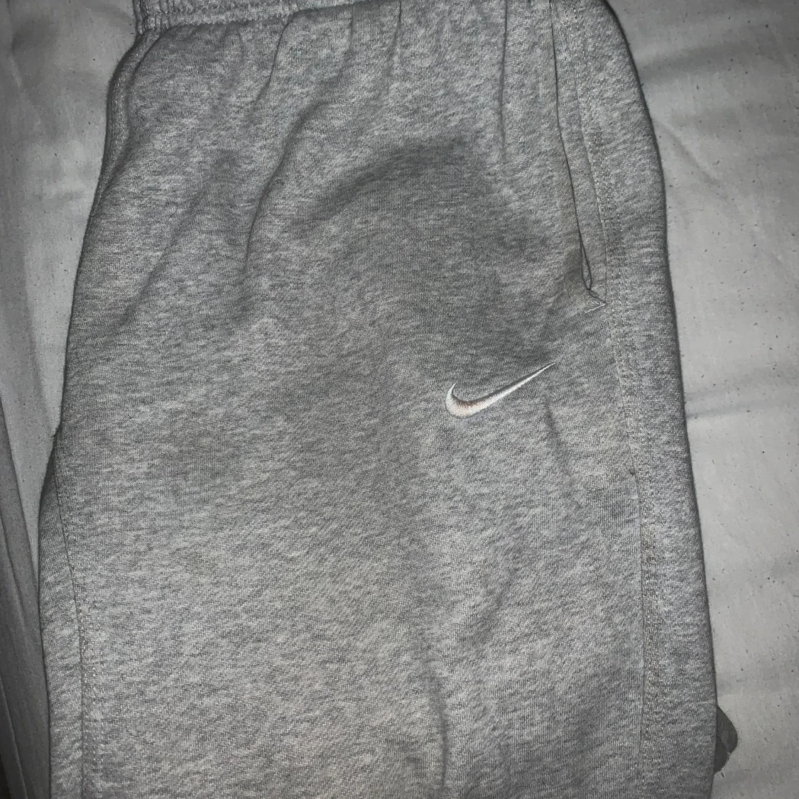 Grå nike byxor baggy