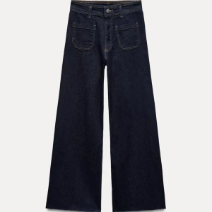 Mörkblå Zara Jeans - Säljer ett par snygga vida jeans med fickor i fram från Zara. Skriv gärna frågor om du undrar något eller tex vill ha bilder. De heter "JEANS ZW COLLECTION WIDE LEG MED HÖG MIDJA OCH FICKOR" och original priset är 400kr 💕💕 Jag är även öppen för andra prisförslag så det är bara att föreslå ett nytt om du ät intresserad 💕(säljer då de inte passar)