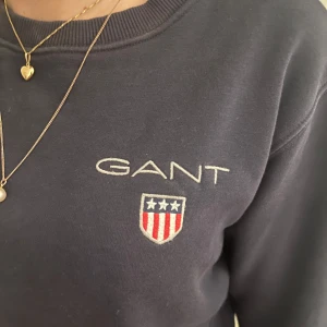 Marinblå sweatshirt från GANT - Säljer en en mörkblå collage tröja från gant i stolek 158/164.