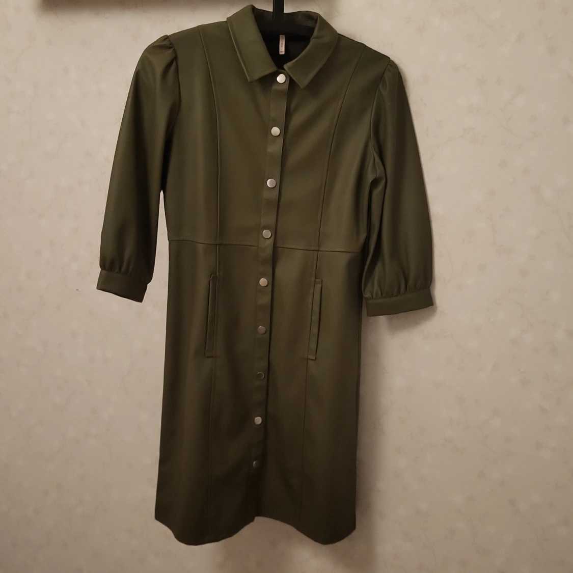 Olivgrön klänning med knappar - 1