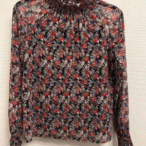 Blouse  - En blommig blouse i ett jättebra skick 