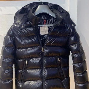 Mörkblå Moncler Maya - Hej! Säljer en Moncler Maya jacka då den är för liten för mig. Jackan är köpt på NK och passar dig som är runt 164-170 cm lång. Det låga priset är baserat på att jackan är i en barnstorlek.