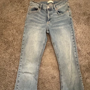 Ljusblå jeansbyxor - Jeans ljusblåa från Gina Tricot, i modellen low waist bootcut. Storlek 36, slut online. Knappt använda pågrund av att dom är förstora för mig! 
