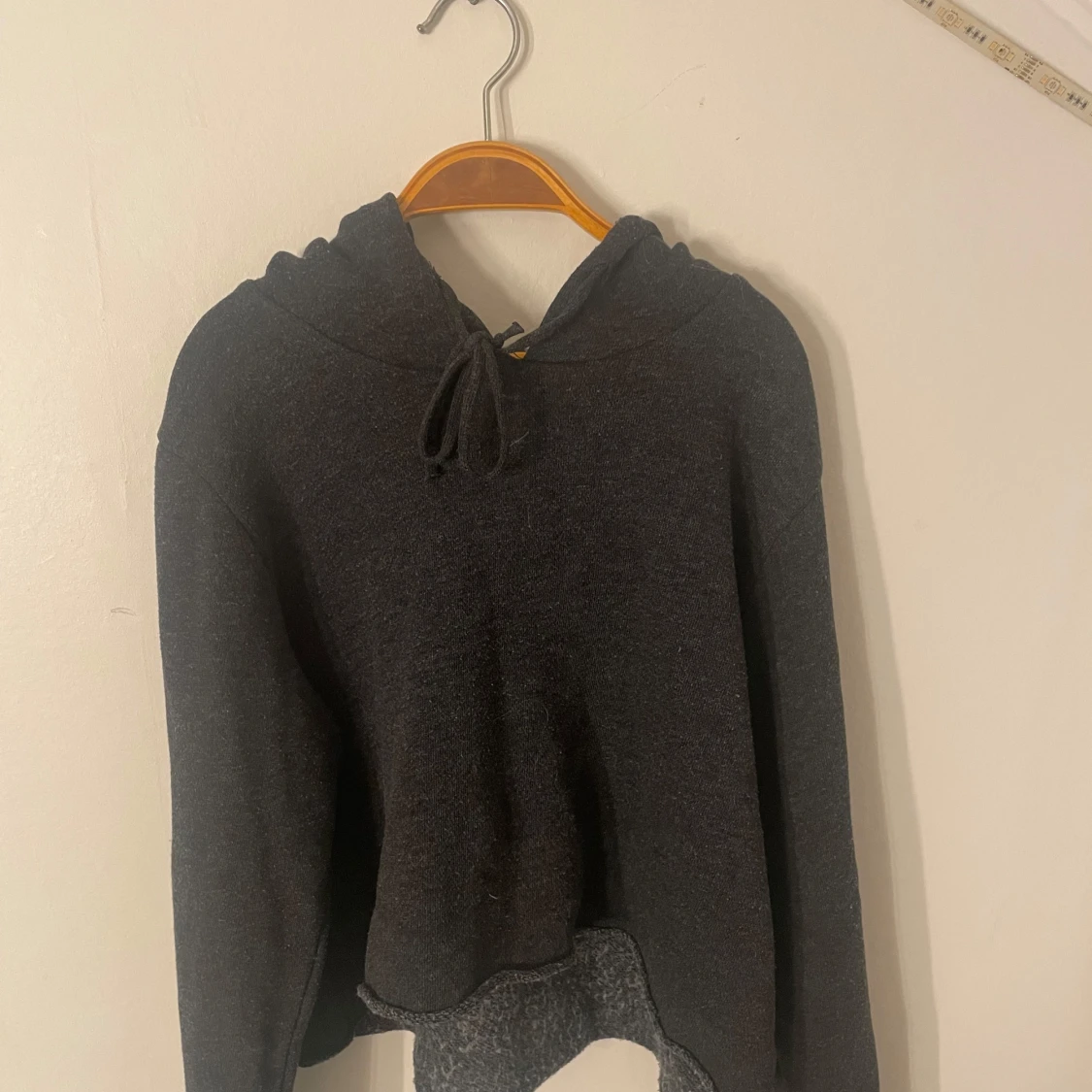 Mörkgrå magtröjig hood ur 