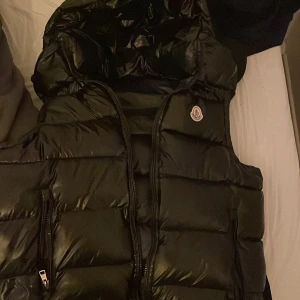 Moncler väst  - Hej säljer min moncler väst för den börjar bli för liten men är inga fel på den eller nått scannen funkar bra