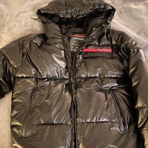 Prada Puffer Jacka - Säljer en Prada Puffer i Storlek M men går bra för S okså, Perfekt för vintern. Den är i Nyskick och har inga skador, hör av dig vid intresse och priset går att diskutera.