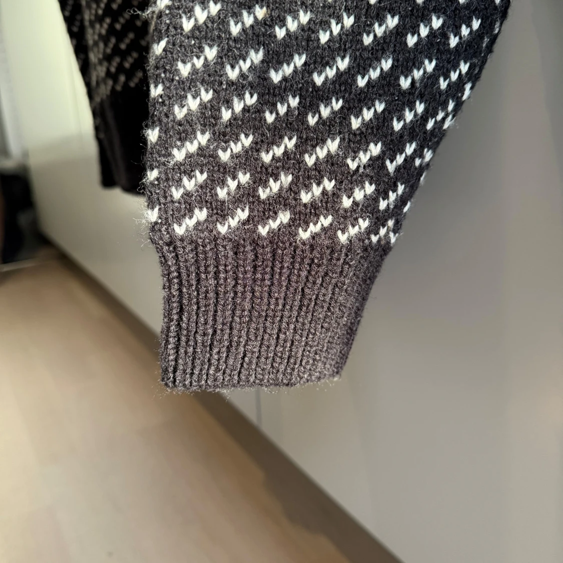 Svart och vit stickad tröja från Vailent - 3