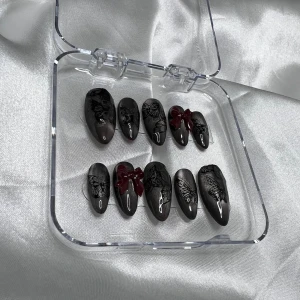 💔 Wings Red Bottom Medium Almond - Mått: 15-11-12-11-9 (MM) De är byggda i cateye gel, har en mörkröd undersida!♥️ Naglarna är ganska långa🌟Handgjorda lösnaglar av högsta kvalitet!✨Vid rätt applicering & borttagning kan man använda dem flera gånger! Du får med prepkit & instruktioner💕