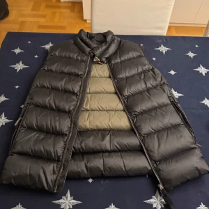 Svart dunväst från Parajumpers - Säljer en svart dunväst från Parajumpers.