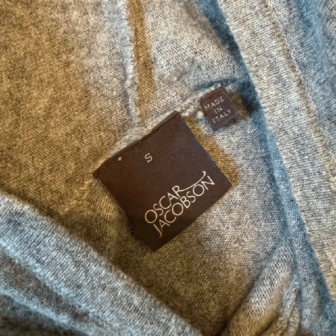 Grå kashmir hoodie från Oscar Jacobson - 1