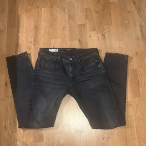 Svarta jeans från Replay - Snygga svarta jeans från Replay med en klassisk femficksdesign. De har en dragkedja och knapp framtill samt Replay-logga på fickan. Perfekta för en stilren look. Nypris ca 1500 strlk 32/34