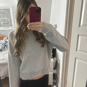 Grå stickad tröja från FB Sister  - Säljer en mysig grå stickad tröja från FB Sister. Tröjan har en ribbad struktur och långa ärmar. Den är i storlek XS. Nytt skick aldrig använd💗