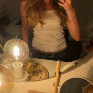 Vit topp - Säljer min vita topp då jag aldrig använder den. Den är helt oanvänd. Pris kan diskuteras.