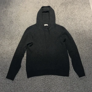 Cashmere hoodie - Tja, säljer denna kashmir hoodien från tiger of Sweden, anledningen till att jag säljer hoodien är för att den ej kommer till användning och ligger bara i garderoben. Skick 9/10 använt ett fåtal gånger. Hoodien är väldigt unik och det är typ ingen som har samma, anledningen till att den är unik är för att den ej säljs längre. Hoodien köptes för 2500kr för nåt år sen. Skriv för fler frågor eller bilder, önskar er allt gott//Kevin !