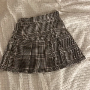 Rutig kjol från H&M - Säljer en superfin rutig kjol från H&M i storlek 134. Den är använd en gång och är köptes för ca 250kr! Kom gärna med prisförslag 🫶💕