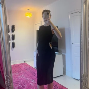 Stickad klänning med diamanter Zara  - Stickad midiklänning från Zara i S men jag har ofta M från Zara, en sten har lossnat med syns knappt 