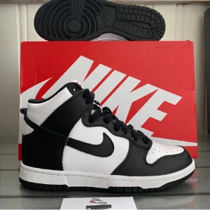 Nike Dunk High i svart och vitt -  Nike Dunk High panda strl 40 helt nya. 799kr inte fått dom sålda från gammal resell därav priset. Möts i Sollentuna eller frakt mot kostnad 