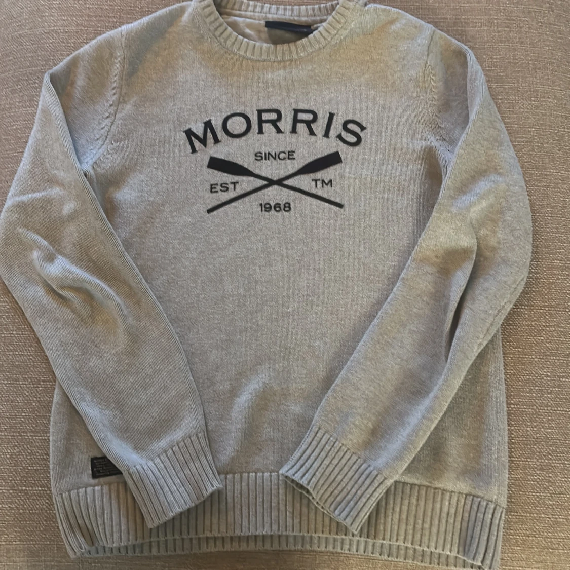 Grå tröja från Morris R. Club