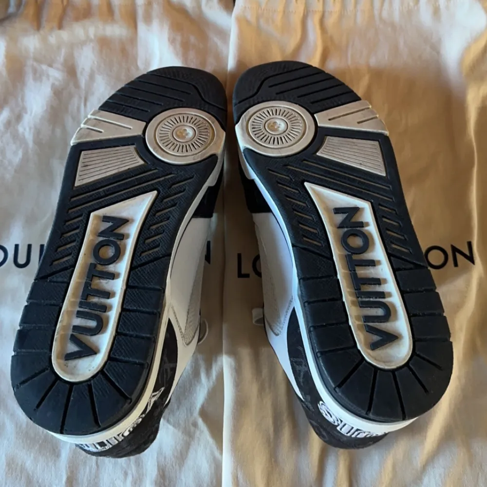 Louis Vuitton Trainers Velcro Strap Monogram Demin Storlek: LV9 (44-45) Skick: 8/10 Nypris: 14000kr (7 timmars sömnad för 1 par) Pris: 8400kr Frakt: Hemlevererat spårbart📦 ALL OG, Orginal LV kvitto, box, dustbag osv. Tveka inte att höra av dig vid minsta frågan!. Kengät.