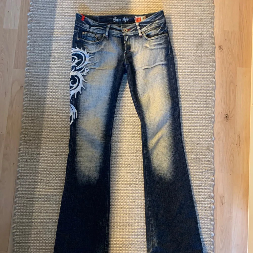 jätte snygga lågmidjade jeans från märket ”teen age” och är lika crazy age jeans. Midjemått tvärs över 38cm och innerbenslängd är 84cm. Obs byxorna har två små fläckar och är nertrampade (se sista bilderna) 💌. Jeans & Byxor.