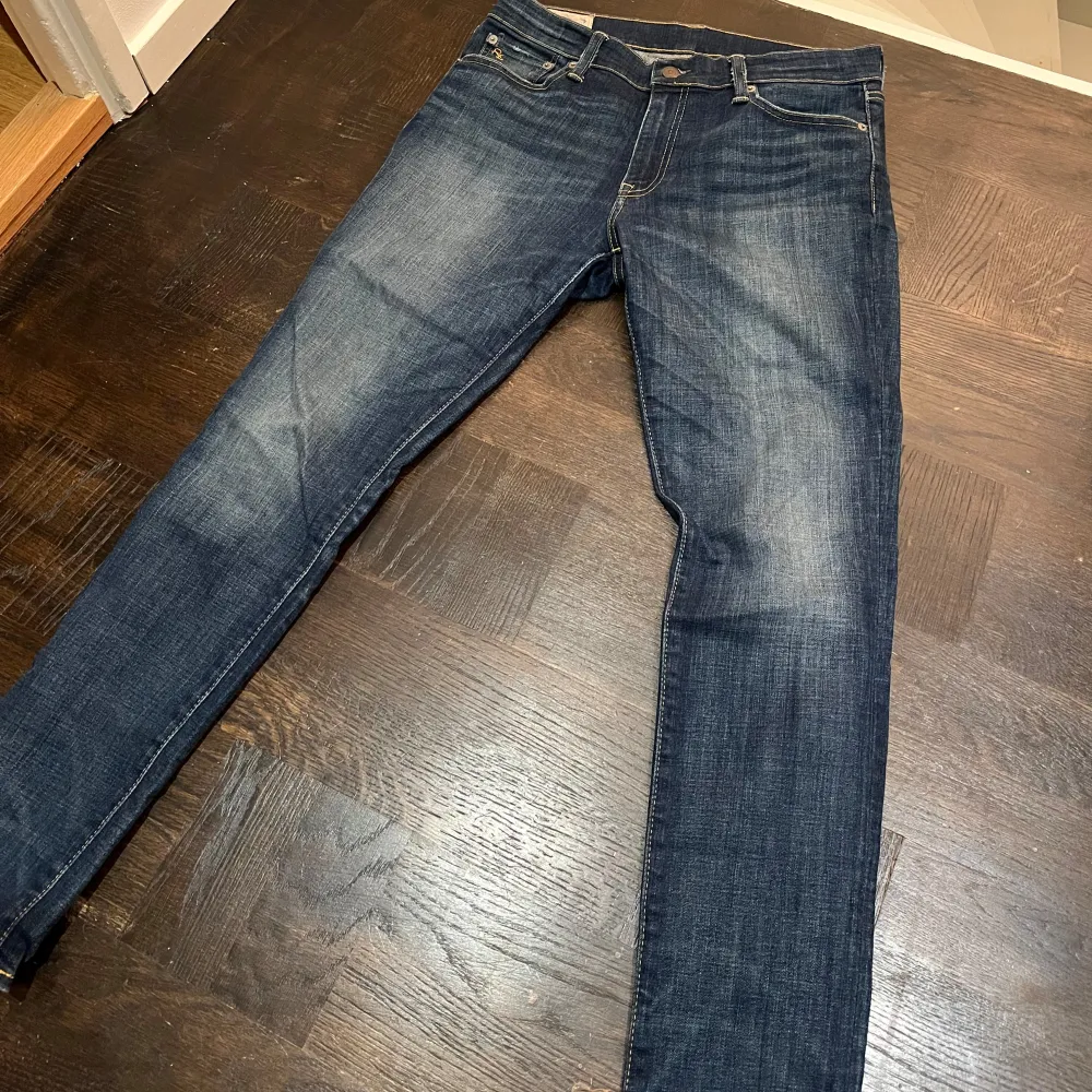 Tja säljer nu mina gamla ralph lauren jeans. Jeansen är i väldigt bra skick utan några defekter. Har du några frågor eller funderingar hör av dig . Jeans & Byxor.