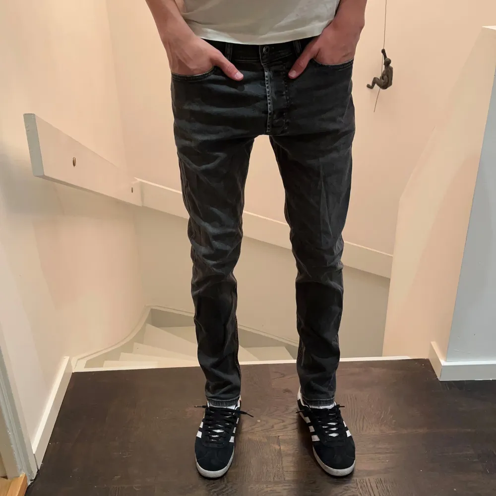 Tja säljer nu mina gamla diesel jeans. Jeansen är i väldigt bra skick utan några defekter. Har du några frågor eller funderingar hör av dig . Jeans & Byxor.