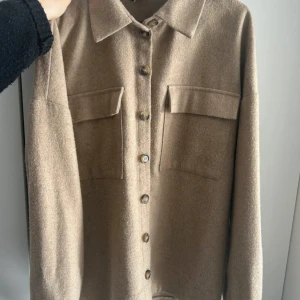 Tunnare jacka  - En tunnare jacka från vero Moda.   Har klippt och sytt upp den (se bild 3), men inget som syns när man har på sig den