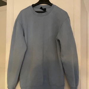 blå sweatshirt  - snygg enkel blå sweatshirt från h&m! i bra skick, storlek S ⭐️❣️
