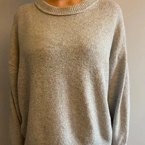 Tröja från pull and Bear - Fin tröja från pull and bear! Knappt använd! 🩶🩶