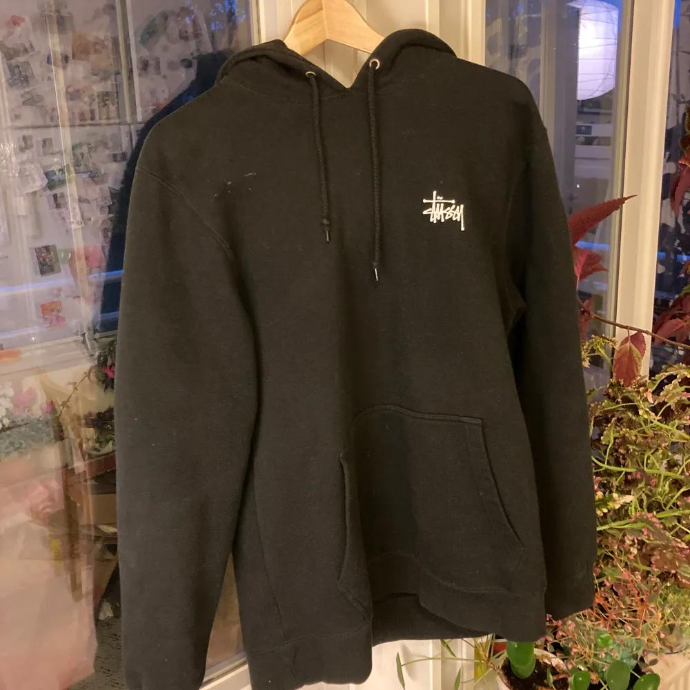 Superskön stüssy hoodie i nära nyskick! . Hoodies.