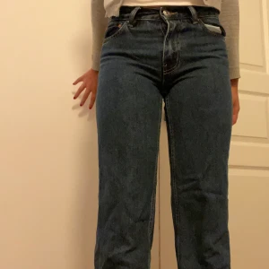 Jeans från Gina tricot  - Jeans från Gina. Säljer pågrund av att de är försmå vilket man ser på bilderna🤭❤️Helt nya använda typ fem gånger. Pris kan diskuteras. 