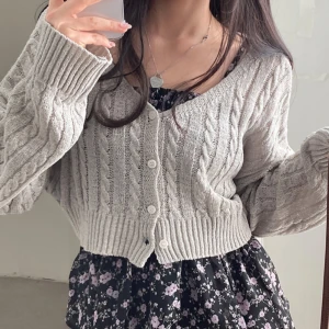 grå tunn kofta  - har egentligen använts 2 gånger, jättesnygg till klänningar!!