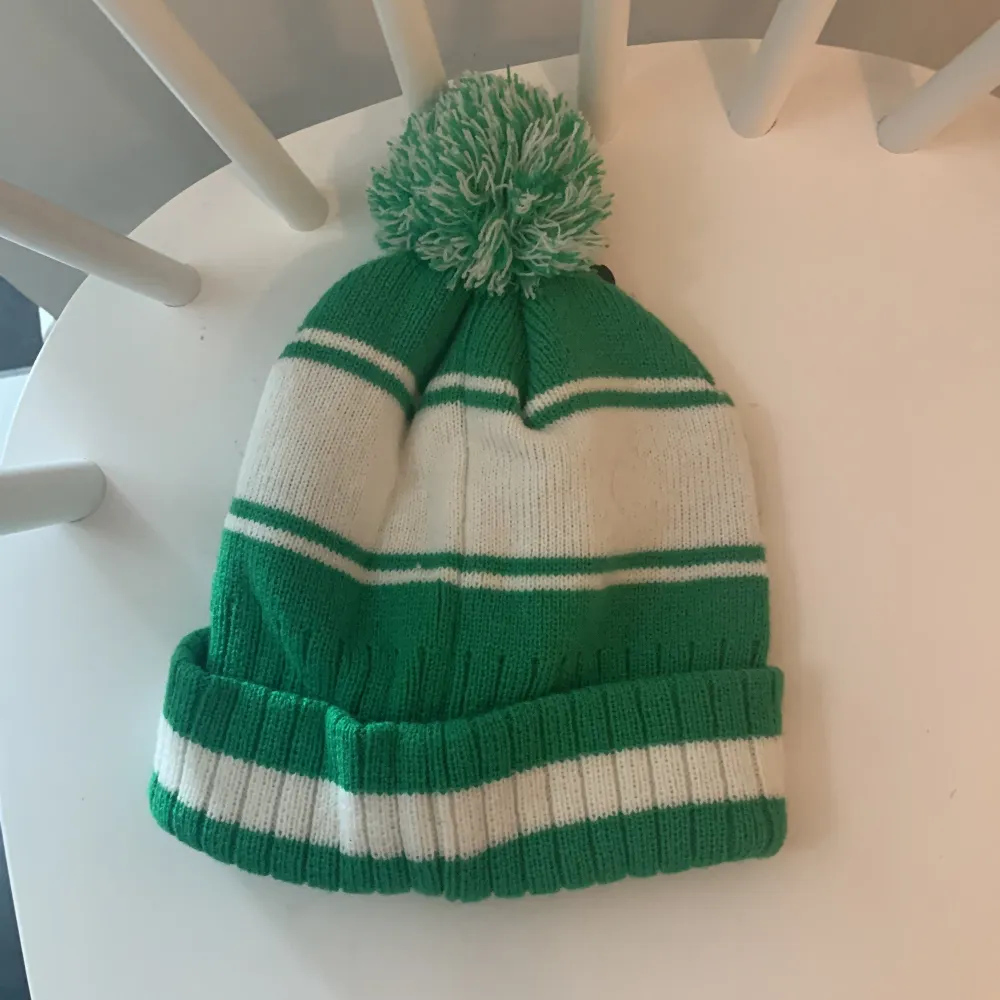 Säljer min helt nya Hammarby mössa, pris kan diskuteras . Accessoarer.